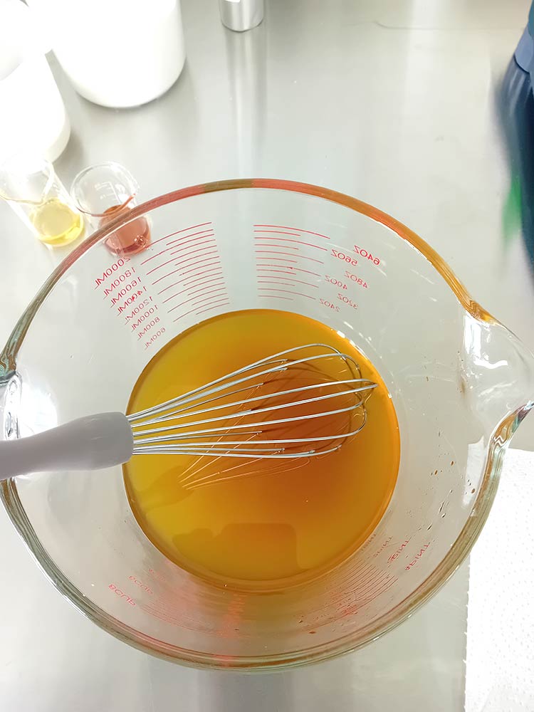 Lorsque les beurres et la cire sont fondus, nous ajoutons les autres ingrédients au fur et à mesure, tout est fait à la main.
